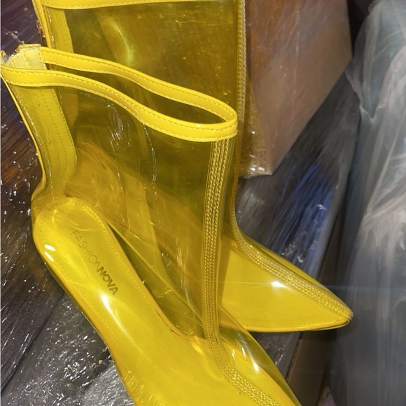 Yellow boot - Picture 2 of 3